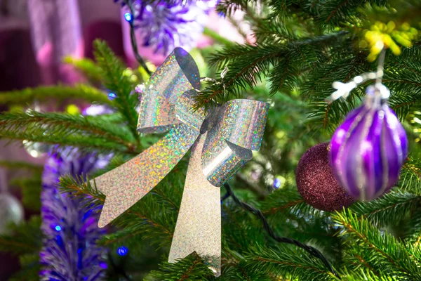 Mooie paarse en zilver kerstballen — Stockfoto