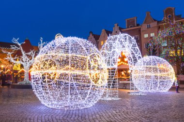 Geceleri Gdansk eski kasaba üzerinde Noel süsleri