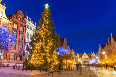 Noel ağacı ve süslemeleri Gdansk eski şehir