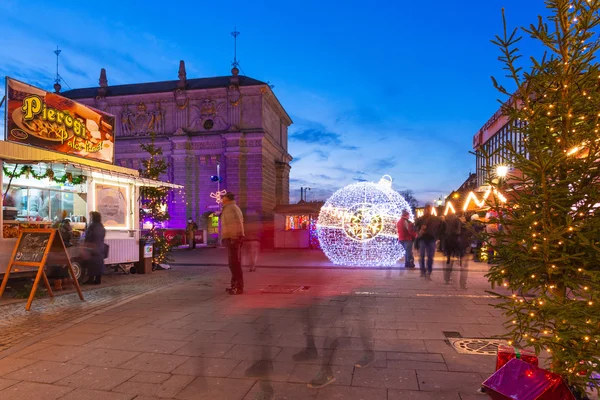 Décorations de Noël dans la vieille ville de Gdansk la nuit — Photo