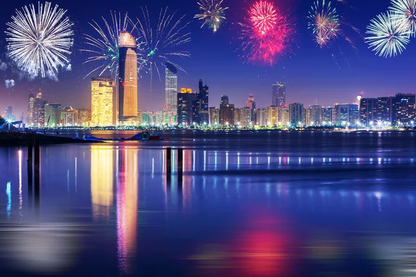 Exhibición de fuegos artificiales de Año Nuevo en Abu Dhabi — Foto de Stock