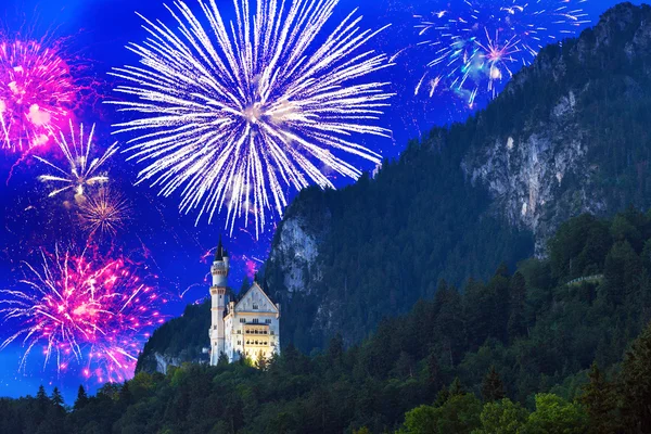 Affichage de feux d'artifice Nouvel An dans les Alpes bavaroises — Photo