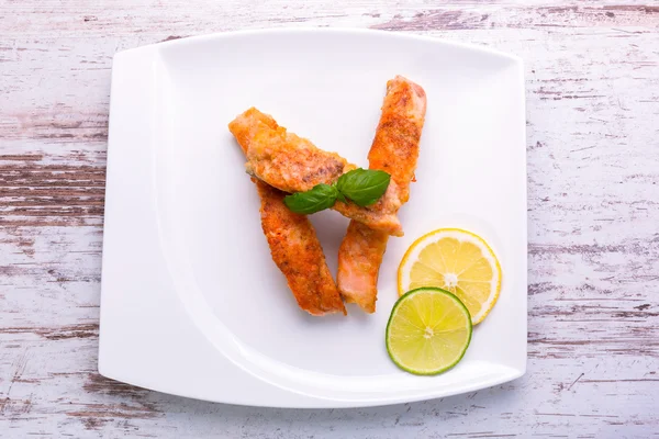Filete de salmón con limón y lima — Foto de Stock