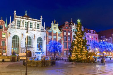Noel ağacı ve süslemeleri Gdansk eski şehir