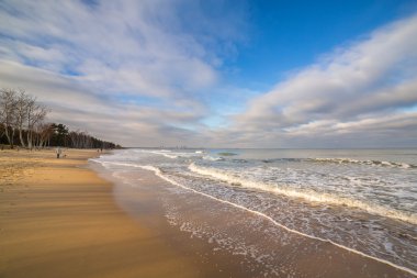 Yüksek dalgalar kış zaman Baltık Denizi