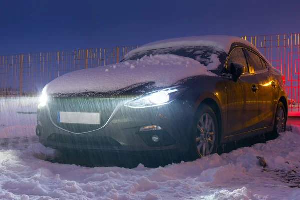 Машина под сильным снегопадом — стоковое фото