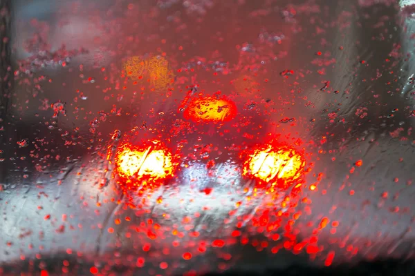 Conduire une voiture par temps neigeux — Photo