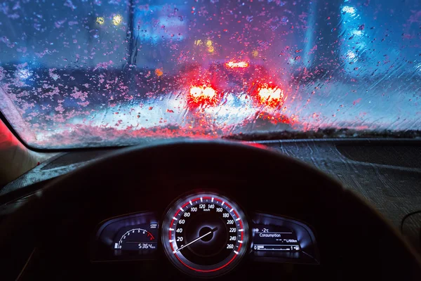 Conduire une voiture par temps neigeux — Photo