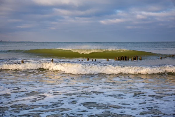 Hoge golven aan de Baltische Zee in wintertijd — Stockfoto