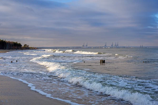 Wysokie fale na Morzu Bałtyckim w okresie zimowym — Zdjęcie stockowe