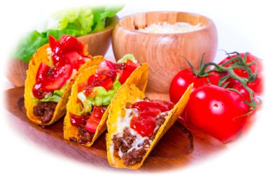 tortilla kabuklarında Meksikalı tacos