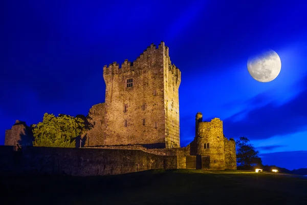 Oude Ross castle's nachts — Stockfoto