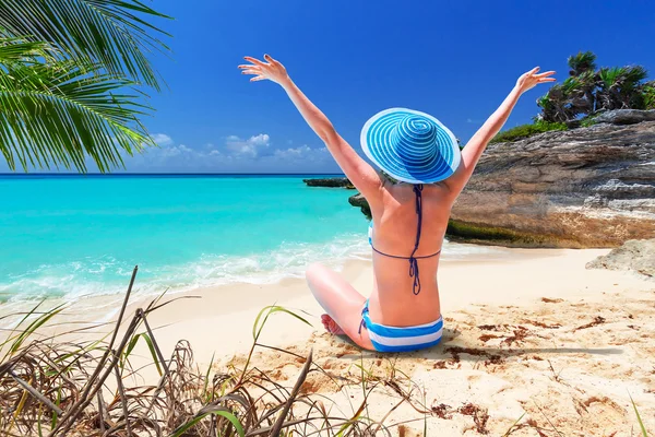 Donna in cappello godendo di vacanze al sole sulla spiaggia — Foto Stock