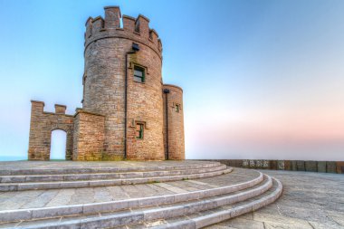 Kale kule Moher İrlandalı kayalıkları üzerinde