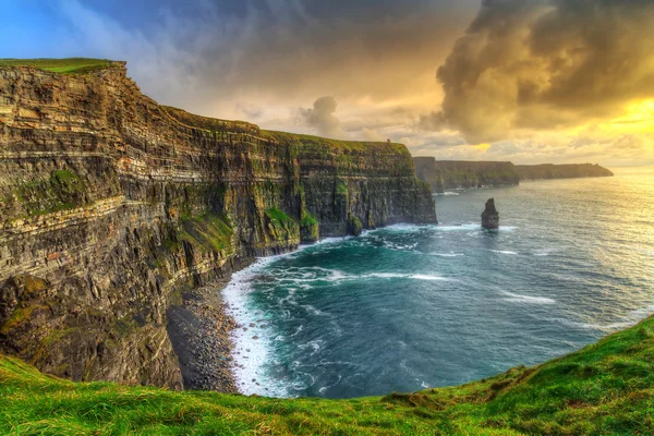gün batımında, İrlanda moher kayalıklarla