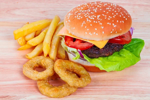 Hamburguesa con papas fritas y aros de cebolla — Foto de Stock