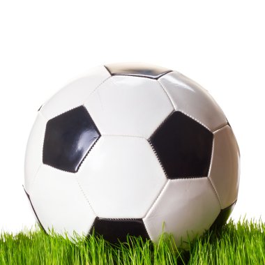 Çimlerin üzerinde futbol topu