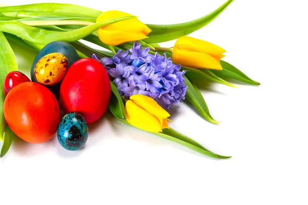 Oeufs de Pâques peints colorés avec des fleurs de printemps — Photo