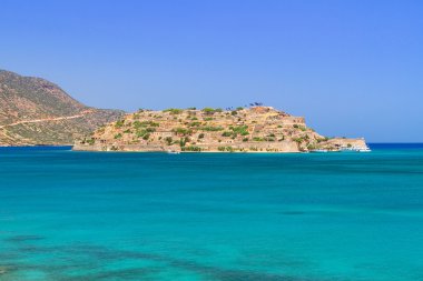 Turquise su Girit adasında Spinalonga