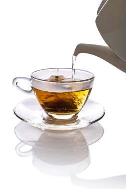 Çay fincan içine dökülür varlık