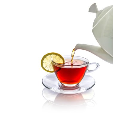 Çay fincan içine dökülür varlık