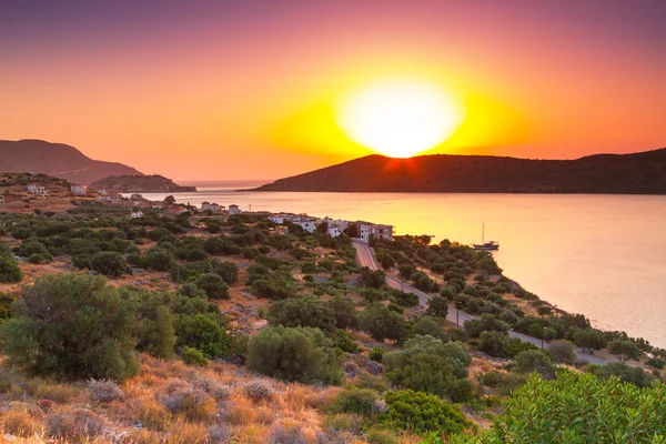 Sonnenaufgang über der Mirabello-Bucht auf Beton — Stockfoto