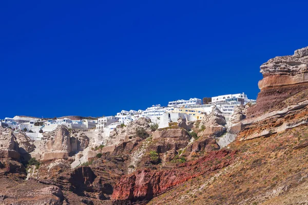 Arquitetura branca da cidade de Fira na ilha de Santorini — Fotografia de Stock