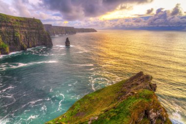 gün batımında, İrlanda moher kayalıklarla