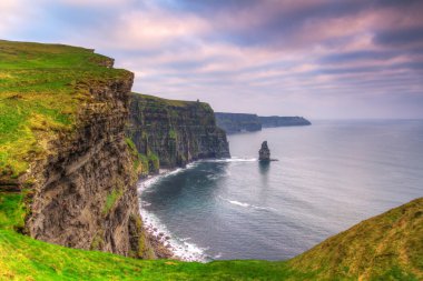 gün batımında, İrlanda moher kayalıklarla