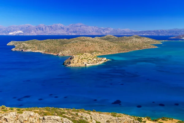 Nησί Σπιναλόγκα στα γαλαζοπράσινα νερά της Κρήτης — Φωτογραφία Αρχείου