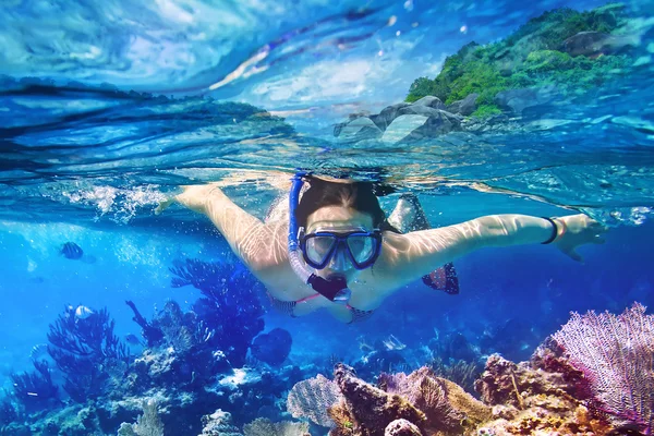 Snorkeling nelle acque tropicali — Foto Stock