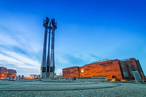 Tři křížky pomníku na náměstí Evropské Solidarity v Gdaňsku — Stock fotografie