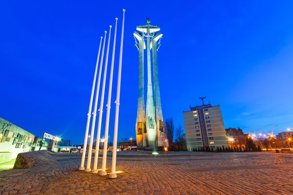 Plaza de la Solidaridad Europea con monumento a la cruz en Gdansk — Foto de Stock