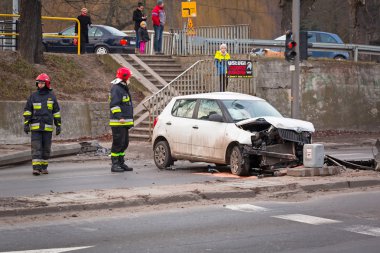 Yolda bir araba kazasında sahne