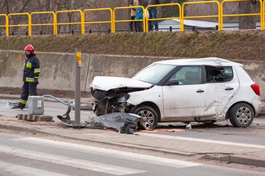 Yolda bir araba kazasında sahne