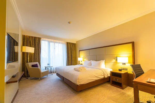 Luxury bedroom of DoubleTree by Hilton Hotel — Stock Photo, Image