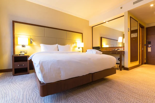 Luxury bedroom of DoubleTree by Hilton Hotel — Stock Photo, Image