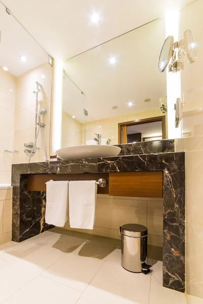 Luxury bathroom of DoubleTree by Hilton Hotel — Stock Photo, Image