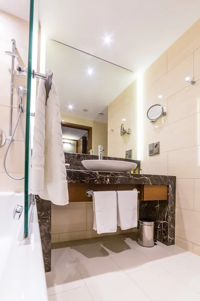 Luxury bathroom of DoubleTree by Hilton Hotel — Stock Photo, Image
