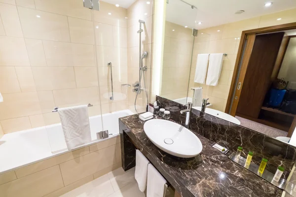 Luxury bathroom of DoubleTree by Hilton Hotel — Stock Photo, Image