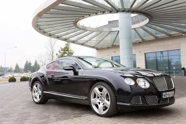 Bentley Continental Gt geparkeerd op het Doubletree by Hilton Hotel — Stockfoto