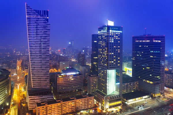 Wolkenkrabbers in de stad centrum van Warschau bij nacht — Stockfoto