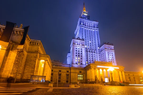 Palacio de Cultura y Ciencia por la noche en Varsovia — Foto de Stock