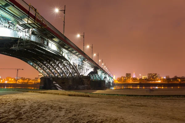 波在夜间照明，华沙维斯杜拉河大桥 — 图库照片