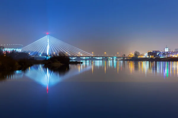 Vistula river scenery with cable-stayed illuminated bridge in Warsaw — Stock Photo, Image