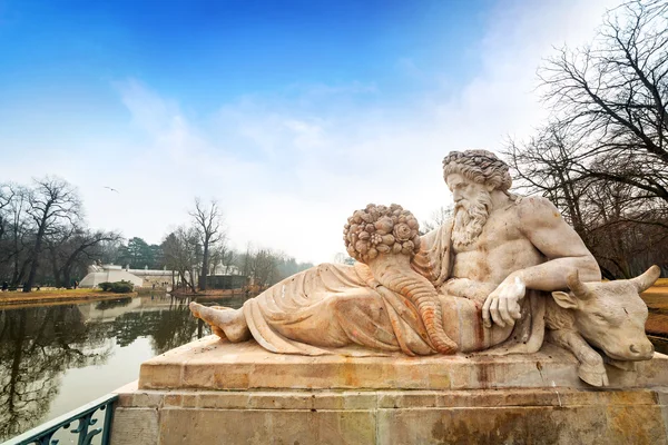 Allegorie van de rivier de Bug standbeeld in Royal Baden Park, Warschau — Stockfoto