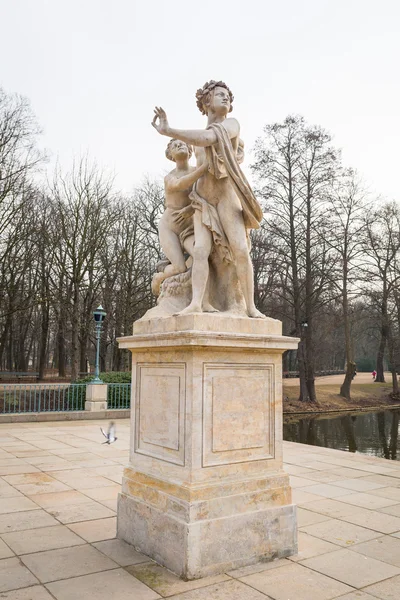 Hermaphroditus and Salmacis statue in Lazienki Park, Warsaw — Stock Photo, Image