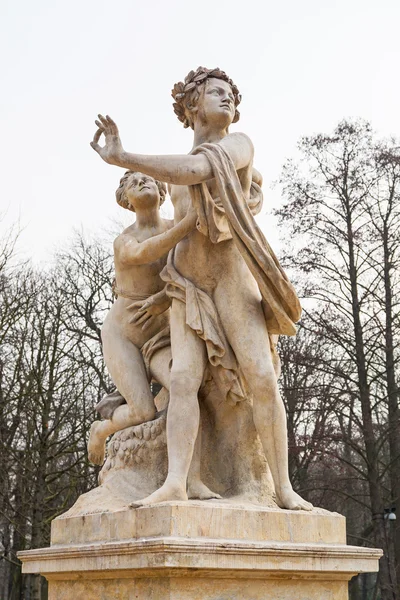 Hermaphroditus and Salmacis statue in Lazienki Park, Warsaw — Stock Photo, Image