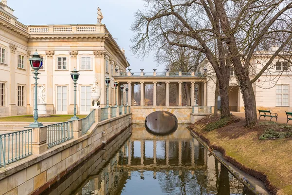 Pałac na wodzie w Royal wanny Park w Warszawie — Zdjęcie stockowe