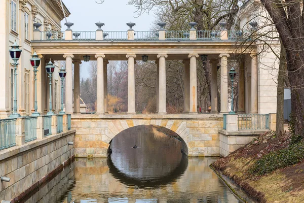 Дворец на воде в Королевском парке бань Варшавы — стоковое фото
